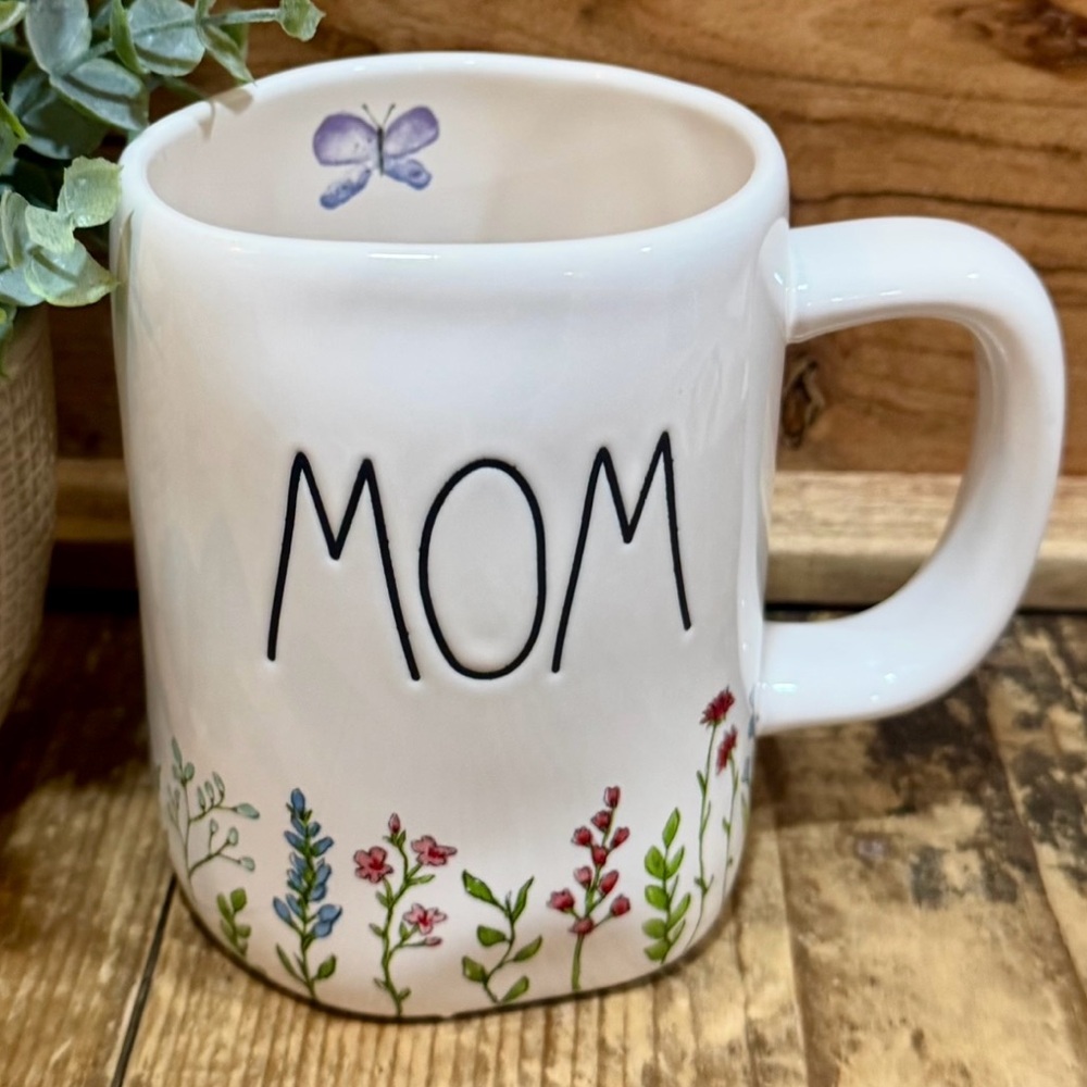 Rae Dunn - Floral 'Mom' Mug - NEW